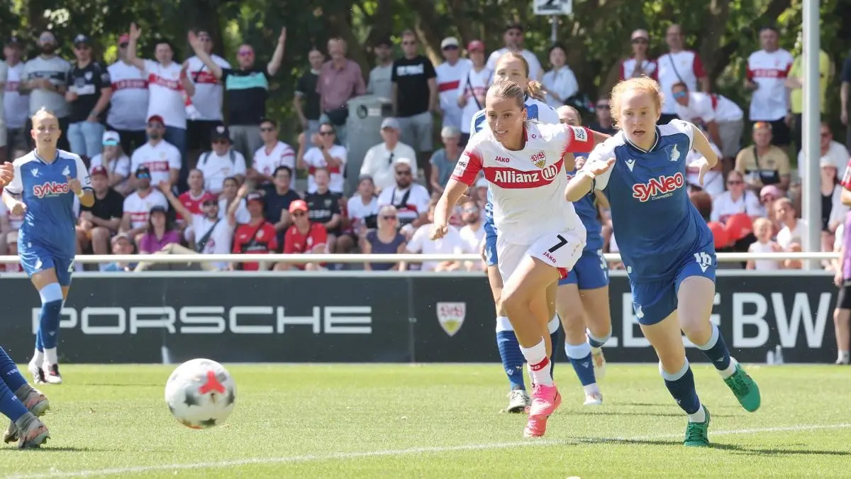 BAU // Stuttgart , VfB Stuttgart Saisoneröffnung VfB Stuttgart Frauen vs. TSG 1899 Hoffenheim Frauen , von links: Dafina redzepi ( VfB ) / Milena Röder ( Hoff )