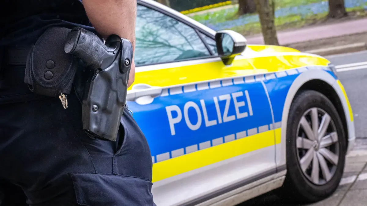 Polizei: ARCHIV - 13.03.2024, Bremen: Ein Polizist im Einsatz. (zu dpa: «Fußgänger stirbt nach Schlägen - Fahnder suchen Autofahrer») Foto: Sina Schuldt/dpa +++ dpa-Bildfunk +++