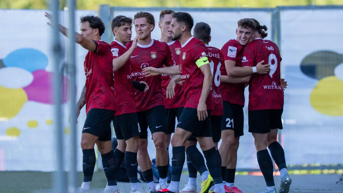 Kollektiver Torjubel nach dem 1:0 Treffer durch Loris Maier SG Sonnenhof Großaspach, 27, SG Sonnenhof Großaspach vs. Fortuna Köln, Fussball, 3. Liga, 1. Spieltag, 08.08.2026, DFB regulations prohibit any use of photographs as image sequences and/or quasi-video Aspach Baden-Wuerttemberg Deutschland *** Collective goal celebration after Loris Maier s 1-0 goal SG Sonnenhof Großaspach, 27 SG Sonnenhof Großaspach vs. Fortuna Köln soccer 3rd Division Matchday 1 August 8, 2026 DFB regulations prohibit any use of photographs as image sequences and/or quasi-video. Aspach, Baden-Württemberg, Germany Copyright: xkolbert-press/PhilipxZieglerx