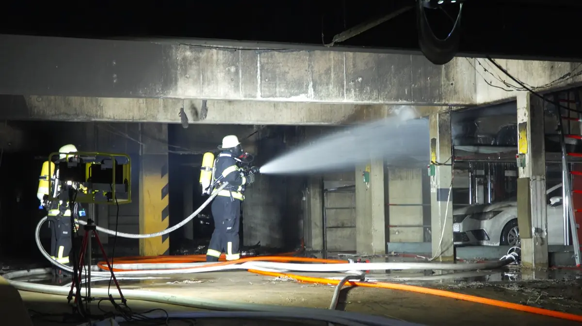 Die Feuerwehr war in der Nacht zum Sonntag in Ludwigsburg im Einsatz. Es brannte in einer Tiefgarage.