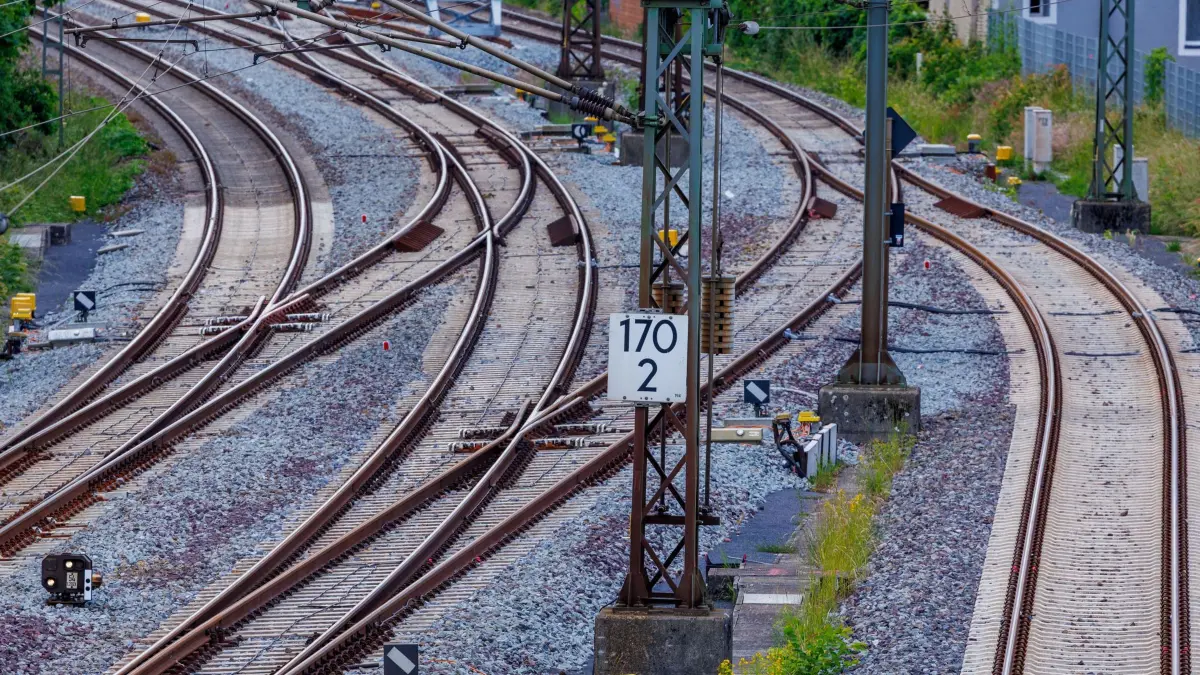 Bahnstrecke Berlin-Hamburg nach Bauarbeiten: ARCHIV - 11.06.2026, Mecklenburg-Vorpommern, Ludwigslust: Neue Gleise und Weichen sind im Bereich des Bahnhofs auf der Hauptstrecke Hamburg - Berlin eingebaut. (zu dpa: «Nur jeder vierte Zug zwischen Hamburg-Berlin pünktlich») Foto: Jens Büttner/dpa +++ dpa-Bildfunk +++