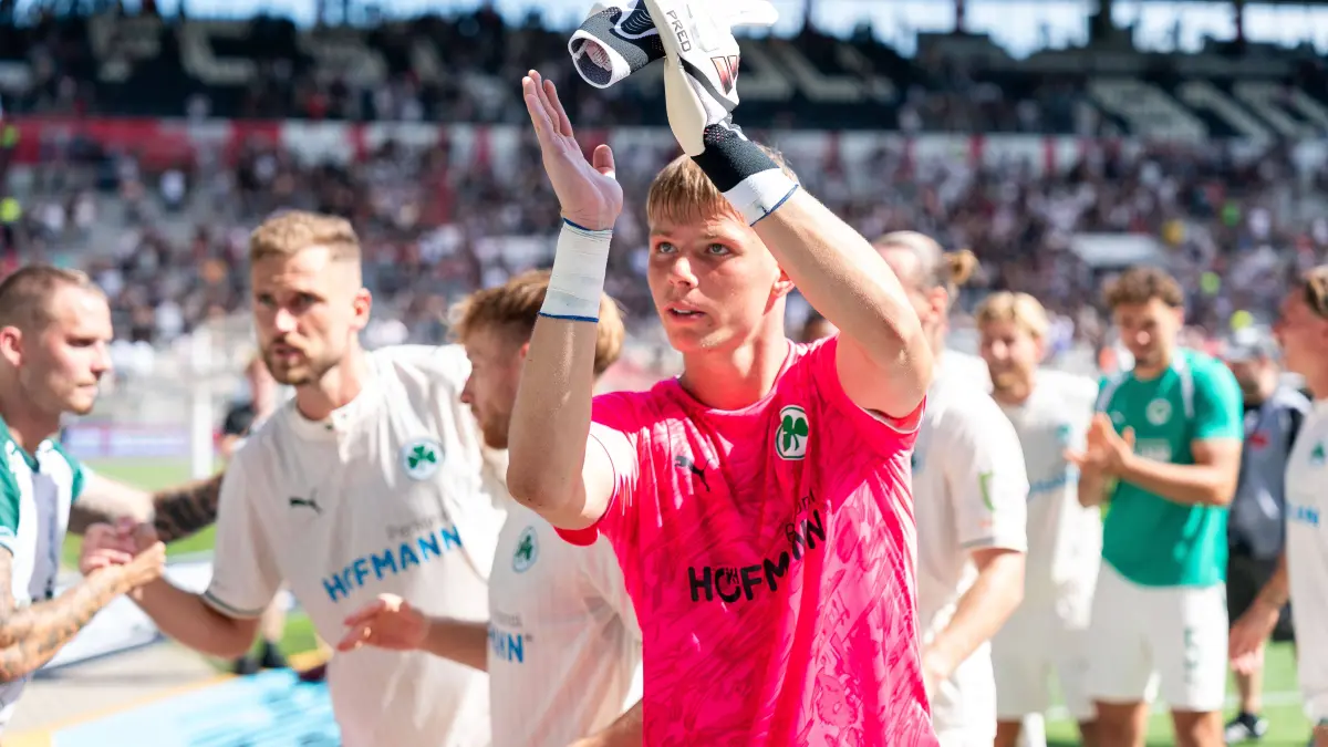 GER, FC St. Pauli vs. SpVgg Greuther Fuerth, Fussball, 2. Bundesliga, Spieltag 1, Saison 2026/2027, 09.08.2026: Fuerther Mannschaft nach Abpfiif vor den Fans, Torwart Florian Hellstern SpVgg Greuther Fuerth, 01, GER, FC St. Pauli vs. SpVgg Greuther Fuerth, Fussball, 2. Bundesliga, Spieltag 1, Saison 2026/2027, 09.08.2026 DFL REGULATIONS PROHIBIT ANY USE OF PHOTOGRAPHS AS IMAGE SEQUENCES AND/OR QUASI-VIDEO GER, FC St. Pauli vs. SpVgg Greuther Fuerth, Fussball, 2. Bundesliga, Spieltag 1, Saison 2026/2027, 09.08.2026 Hamburg *** Greuther Fürth team in front of the fans after the final whistle goalkeeper Florian Hellstern, SpVgg Greuther Fürth, 01, GER FC St. Pauli vs. SpVgg Greuther Fürth, soccer, 2. Bundesliga, Matchday 1, 20262027 season, August 9, 2026 DFL regulations prohibit any use of photographs as image sequences and/or quasi-video, GER, FC St. Pauli vs. SpVgg Greuther Fürth, soccer, 2. Bundesliga, Matchday 1, 20262027 season, August 9, 2026, Hamburg Copyright: xEibner-Pressefoto/MaxxVincenx EP_MVN