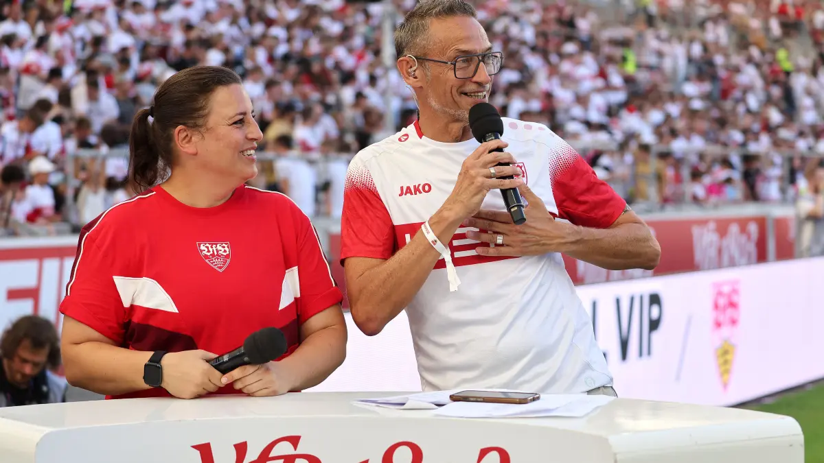 BAU // Stuttgart , VfB Stuttgart Saisoneröffnung VfB Stuttgart vs. Everton FC, v.l. Ania Rösler (Stadionssprecherin VfB Frauen), Holger Laser (Stadionsprecher VfB Herren)