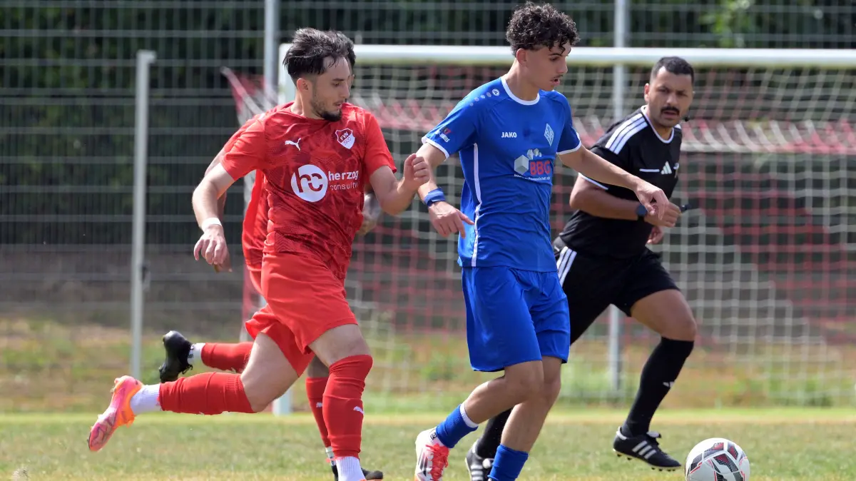 Giuliano Iannuzzi (SV Boeblingen, #05) im Zweikampf mit Kerim Kaya (FV Neuhausen, #11)
FV Neuhausen vs. SV Boeblingen,
Fussball, Landesliga Staffel 2, 01.Spieltag, Saison 2026/2027, 09.08.2026
Foto: Eibner-Pressefoto/ Tobias Baur