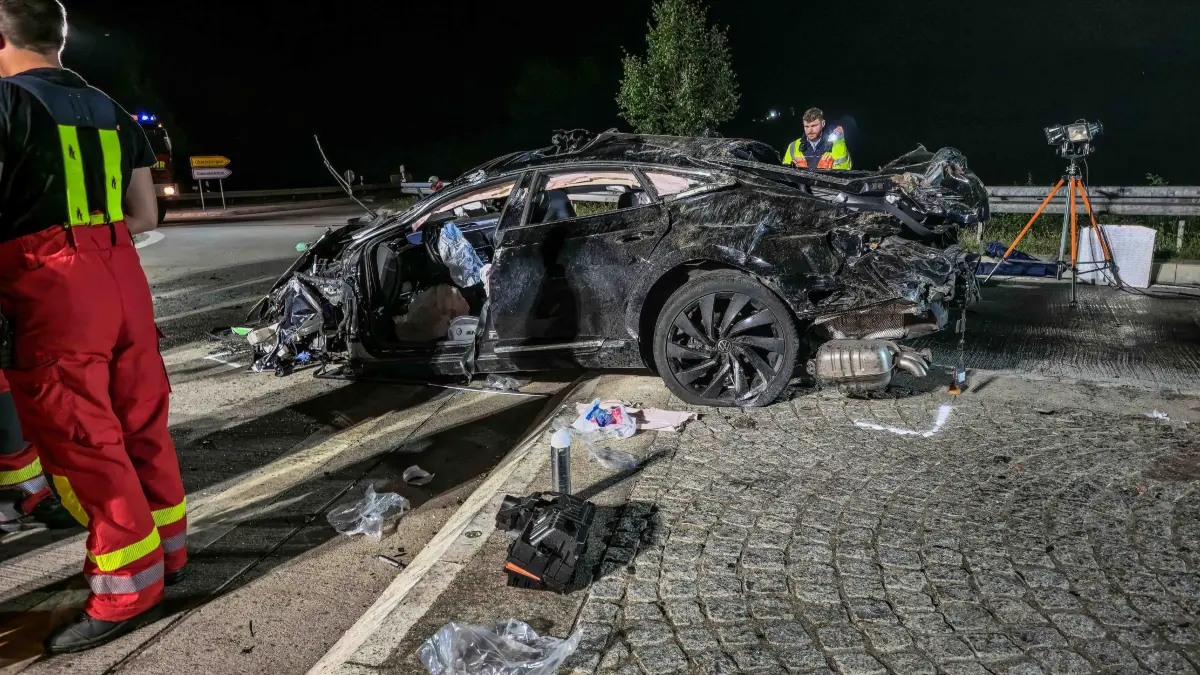 Am Sonntag (09.08.2026) gegen 02:00 Uhr befuhr eine 31-jaehrige Fahrerin eines VW Arteon die K1030 aus Richtung Herrenberg kommend. Am Kreisverkehr K1023/K1030 bei Oberjettingen kam das Fahrzeug aus bislang ungeklaerter Ursache kurz zuvor nach rechts von der Fahrbahn ab, geriet ins Schlingern, ueberfuhr eine Verkehrsinsel und schanzte daraufhin ueber den Kreisverkehr. Dabei ueberschlug sich das Fahrzeug, prallte mit dem Heck auf der gegenueberliegenden Seite des Kreisverkehrs in die sich dort befindliche Gruenflaeche und kam entgegen der Fahrtrichtung auf der Fahrbahn des Kreisverkehrs auf einer Verkehrsinsel zum Stehen. Bei dem Unfall wurden die 31-jaehrige Fahrerin sowie ihr 28-jaehriger Beifahrer schwer verletzt und durch den Rettungsdienst in umliegende Krankenhaeuser eingeliefert. Die Fahrerin stand zum Unfallzeitpunkt unter Alkoholeinfluss. Am Fahrzeug entstand wirtschaftlicher Totalschaden. Der Sachschaden am Fahrzeug belaeuft sich einer ersten Schaetzung zufolge auf 60.000 Euro. Der entstandene Flurschaden betraegt 2.000 Euro. Es befanden sich mehrere Streifen des Polizeipraesidiums Ludwigsburg im Einsatz. Ebenfalls starke Kraefte der Feuerwehr, des Rettungsdienstes sowie der zustaendigen Strassenmeisterei. Durch den Unfall traten groessere Mengen an Betriebsstoffen aus, weshalb zudem ein Bagger zum Abtragen des Rasens benoetigt wurde. Vertreter des zustaendigen Umweltamts waren vor Ort. Der Kreisverkehr sowie die unmittelbar angrenzenden Strassen mussten fuer die Dauer der Verkehrsunfallaufnahme, die Bergung sowie die Reinigung der Fahrbahn fuer mehrere Stunden voll gesperrt werden. Die Sperrung wurde um 07:20 Uhr aufgehoben. Die Ermittlungen werden durch die Verkehrspolizeiinspektion Ludwigsburg gefuehrt. Zeugen, die Angaben zum Sachverhalt machen koennen, werden gebeten, sich mit der Verkehrspolizeiinspektion Ludwigsburg unter der Telefonnummer 0711 6869 0 oder per E-Mail unter stuttgart-vaihingen.vpi@polizei.bwl.de in Verbindung zu setzen.
