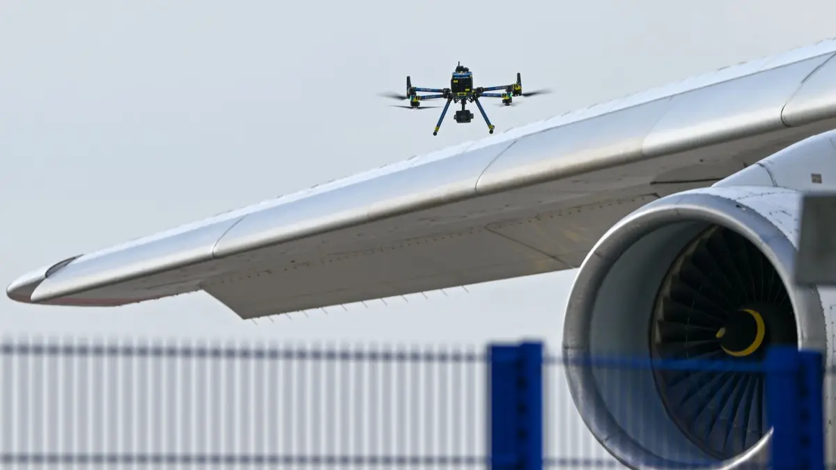 Drohnen-Vorfall am Flughafen Leipzig/Halle: ARCHIV - 05.08.2026, Sachsen, Schkeuditz: Eine Drohne der Polizei ist über einer Flugzeugtragfläche zu sehen. (zu dpa: «Studie: Europa nicht gut auf Drohnenangriffe vorbereitet») Foto: Hendrik Schmidt/dpa +++ dpa-Bildfunk +++