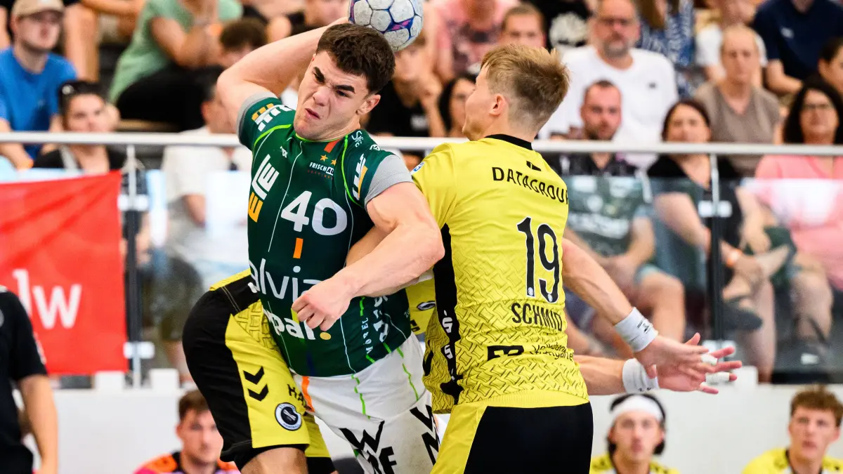 Altensteig: SCup - Finale - 26/27 - Frisch Auf Goeppingen - TVB Stuttgart v.li. Elias Newel Goeppingen, Linus Schmid Stuttgart Altensteig Eichwaldhalle Baden-Württemberg Deutschland *** Altensteig SCup Final 2627 Frisch Auf Göppingen vs. TVB Stuttgart from left: Elias Newel Göppingen, Linus Schmid Stuttgart Altensteig, Eichwaldhalle, Baden-Württemberg, Germany