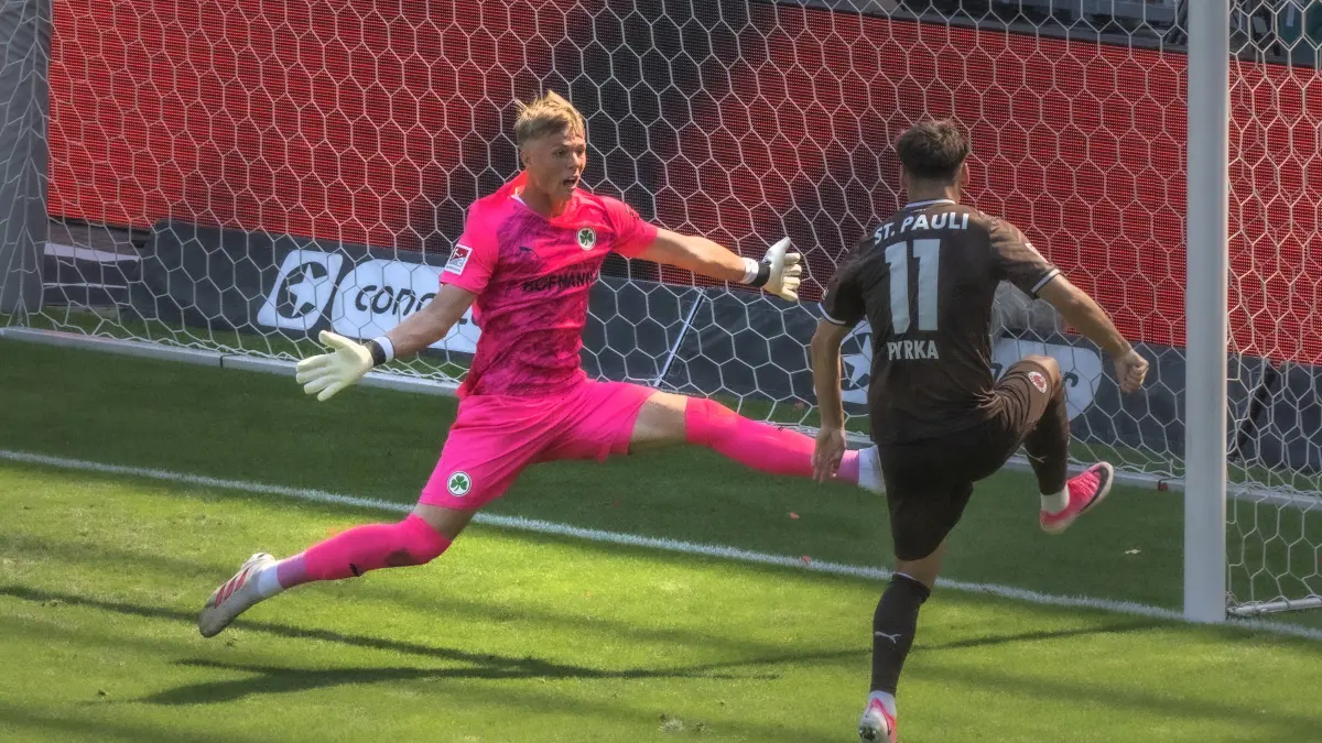 FC St Pauli vs SPVGG Greuther Fürth 1:1 09.08.2026 Millerntor Stadion, BundesLigaspiel, 2. Bundesliga, FC St Pauli vs SP: FC St Pauli vs SPVGG Greuther Fürth 1:1 09.08.2026 Millerntor Stadion, BundesLigaspiel, 2. Bundesliga, FC St Pauli vs SPVGG Greuther Fürth 1:1 im Bild: Torhüter Florian Hellstern SPVGG Greuther Fürth rettet vor Arkadiusz Pyrka FC St Pauli *** FC St. Pauli vs. SPVGG Greuther Fürth 11, August 9, 2026, Millerntor Stadium, Bundesliga match, 2. Bundesliga, FC St. Pauli vs. SPVGG Greuther Fürth 11 in pictures: Goalkeeper Florian Hellstern of SPVGG Greuther Fürth makes a save against Arkadiusz Pyrka of FC St. Pauli PUBLICATIONxINxGERxSUIxAUTxONLY