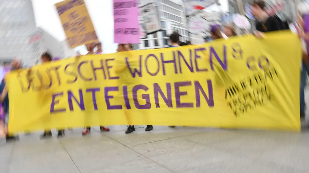Demonstration in Berlin gegen hohe Mieten: ARCHIV - 01.06.2024, Berlin: "Deutsche Wohnen & Co. enteignen" steht auf einem Plakat während einer Demonstration gegen hohe Mieten. (zu dpa: «Berlin streitet über die Enteignung von Immobilienkonzernen») Foto: Paul Zinken/dpa +++ dpa-Bildfunk +++