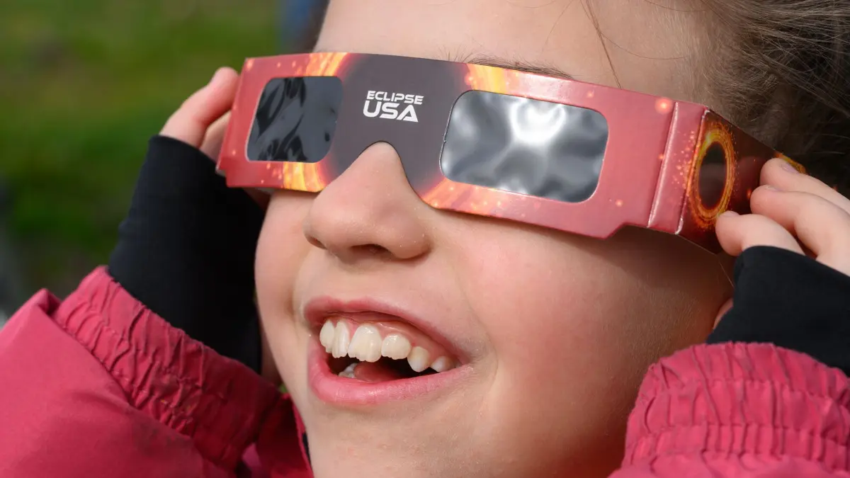 Partielle Sonnenfinsternis: ARCHIV - 29.03.2025, Brandenburg, Frankfurt (Oder): Die siebenjährige Alissa beobachtet mit einer speziellen Schutzbrille eine partielle Sonnenfinsternis.
Wer in die Sonne schaut, muss seine Augen schützen. (zu dpa: «Partielle Sonnenfinsternis 2026: Was der Bayer wissen muss») Foto: Patrick Pleul/dpa - ACHTUNG: Nur zur redaktionellen Verwendung im Zusammenhang mit der aktuellen Berichterstattung und nur mit vollständiger Nennung des vorstehenden Credits +++ dpa-Bildfunk +++
