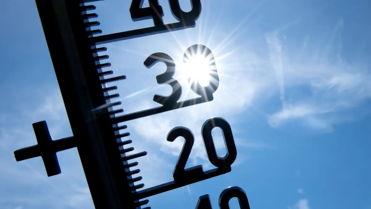 Sommerhitze: ARCHIV - 25.07.2019, Bayern, München: Ein Thermometer zeigt Temperaturen über 30 Grad an. (zu dpa: «Bis zu 36 Grad - vereinzelt kräftige Gewitter für Bayern») Foto: Sven Hoppe/dpa +++ dpa-Bildfunk +++