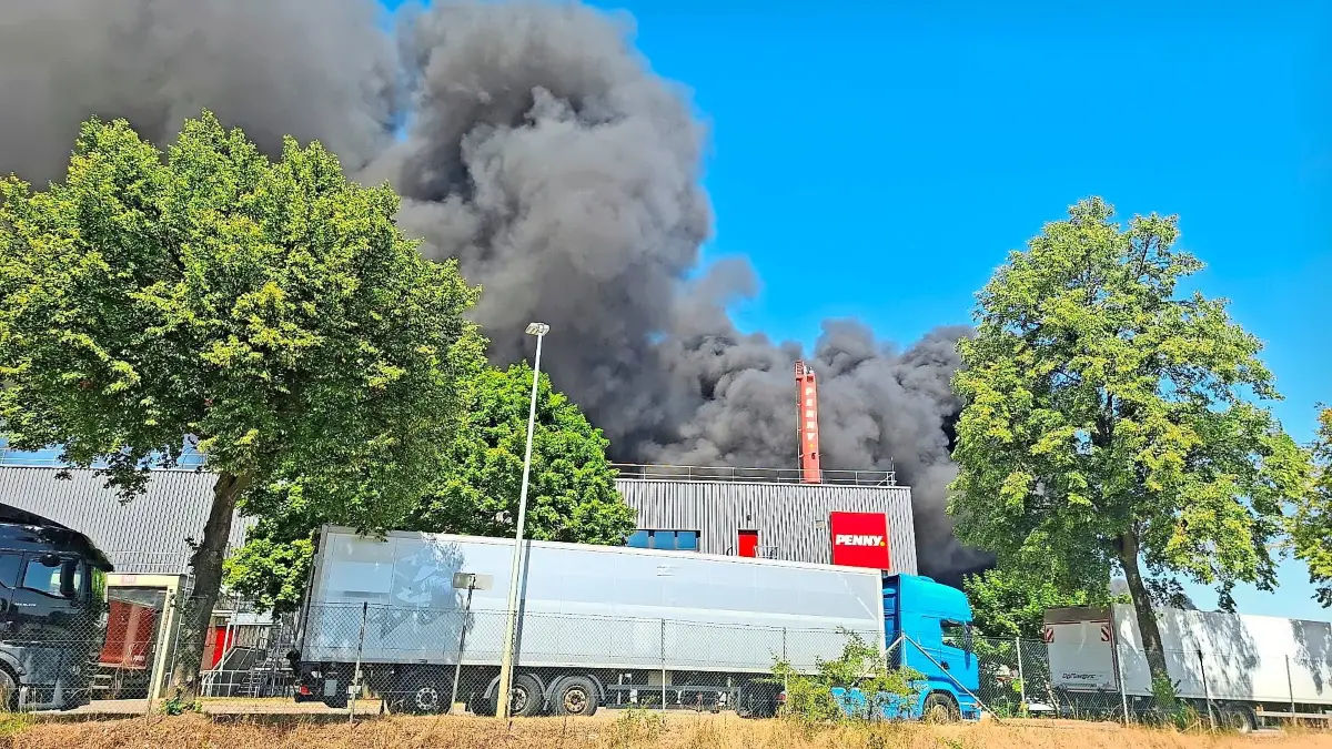 Der Lebensmitteldiscounter Penny äußert sich als Betroffener zum Brand in seinem Logistikzentrum in Neuhausen auf den Fildern.