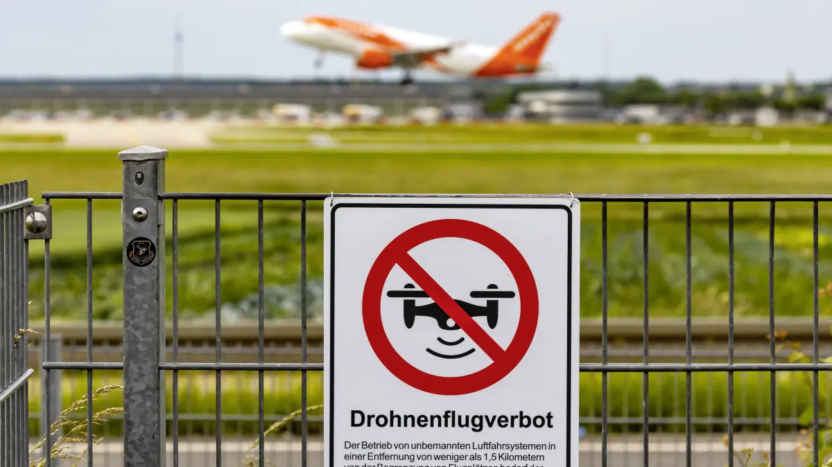 DEU, Deutschland, Baden-Württemberg, Filderstadt, 14.12.2019: Drohnen in Flughafennähe. Verbotsschild am Flughafen Stuttgart mit der Strafandrohung von bis zu 50.000 Euro. *** DEU, Germany, Baden Württemberg, Filderstadt, 14 12 2019 UAVs near the airport Prohibition sign at Stuttgart Airport with penalty of up to 50 000 Euro