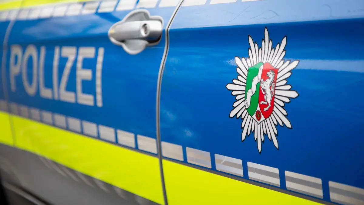 Polizei in NRW: ARCHIV - 22.02.2019, Nordrhein-Westfalen, Detmold: Blick auf ein Emblem der Polizei in NRW an einem Polizeiauto. (zu dpa: «Steinwurf auf A59 - Verdächtiger in U-Haft») Foto: Friso Gentsch/dpa +++ dpa-Bildfunk +++