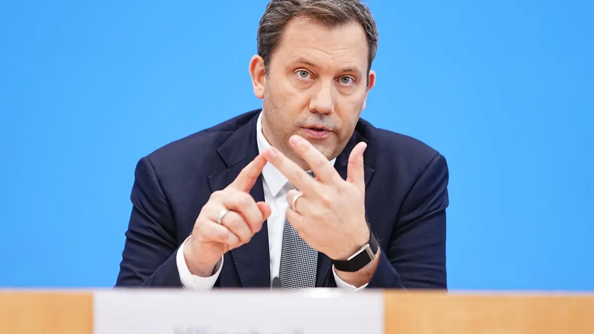 Bundeshaushalt: ARCHIV - 06.07.2026, Berlin: Lars Klingbeil (SPD), Bundesminister der Finanzen, spricht bei der Pressekonferenz zur Vorstellung des Planentwurfs für den Bundeshaushalt 2027 im Haus der Bundespressekonferenz. (zu dpa: «Rente, Pflege, Wahlen - volles Programm für Merz im Herbst») Foto: Michael Kappeler/dpa +++ dpa-Bildfunk +++