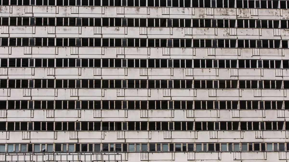 Damit Wohnungen in staatlichem Besitz irgendwann nicht aussehen wie einst der ehemalige DDR-Vorzeigebau auf der Karl-Marx-Allee unweit des Alexanderplatzes, müsste das Land Berlin sehr viel Geld in die Hand nehmen. Geld, das es nicht hat - außer der Bund - sprich der deutsche Steuerzahler - zahlt für die Verwirklichung linker Träumereien.