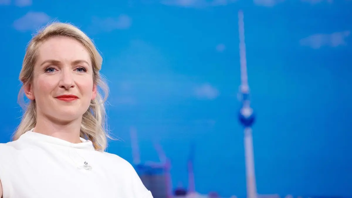 12.07.2026, Berlin: Ines Schwerdtner, Bundesvorsitzende der Partei "Die Linke", sitzt am 12. Juli vor dem ARD-Sommerinterview für die Sendung "Bericht aus Berlin" im Hauptstadtstudio.