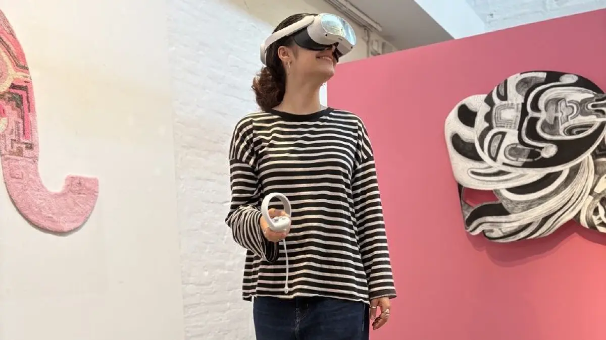 Ausstellung »fu fu fulkrum« der Reihe Heimspiel, mit Arbeiten von Sarah Huberund Johanna Mangold in der Galerie Q in Schorndorf. Beim virtuellen Rundgang mittels VR-Brille kann man auch in die virtuellenRäume von Johanna Mangold eintauchen.