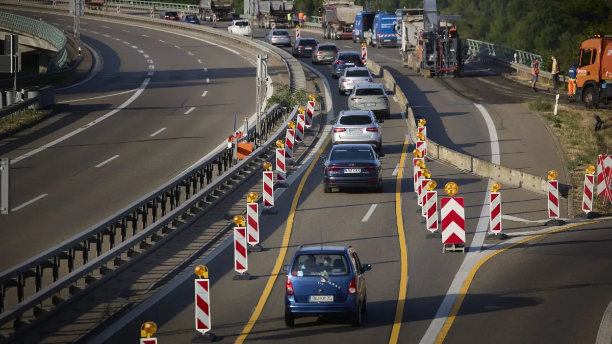 KEINEN AUSSCHNITT MACHEN B 14 Zipfelbachbrücke wird saniert. : KEINEN AUSSCHNITT MACHEN
Winnenden, DEU, 10.08.2026
B 14 Zipfelbachbrücke wird saniert.
No model release. Kein Einverständnis für Werbung, keine Weitergabe an Dritte.
Abgebildete Personen haben der Veröffentlichung in der STZN zugestimmt.