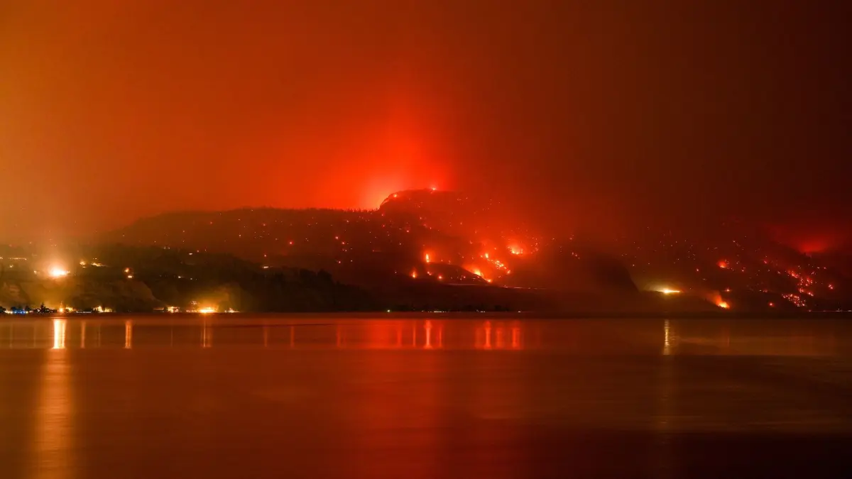Waldbrände in Kanada: 09.08.2026, Kanada, Summerland: Der Waldbrand in der Bald Range, der die Menschen in der Region Süd-Okanagan zur Evakuierung ihrer Häuser gezwungen hat, wütet am späten Samstag. Foto: DARRYL DYCK/The Canadian Press/AP/dpa +++ dpa-Bildfunk +++