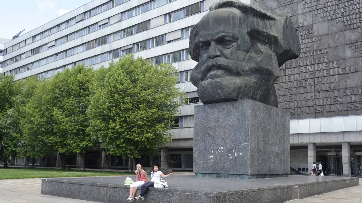 Die angeblich größte Marx-Porträtbüste der Welt, gestaltet in sozialistischer Manier vom sowjetischen Bildhauer Lew Kerbel (1917-2003), in Chemnitz (historische Aufnahme aus dem Jahr 2009).