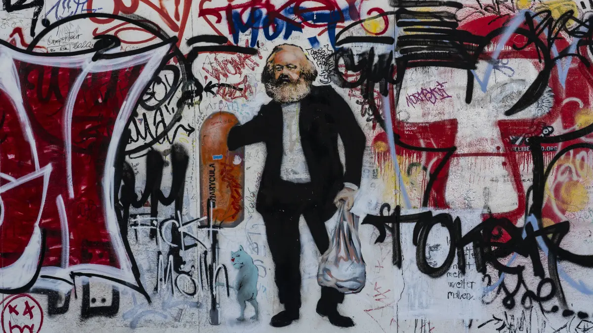 Karl Marx auf einem Wandbild als Flaschensammler an der ehemaligen DDR-Grenzmauer an der Mühlenstraße in Berlin-Friedrichshain.