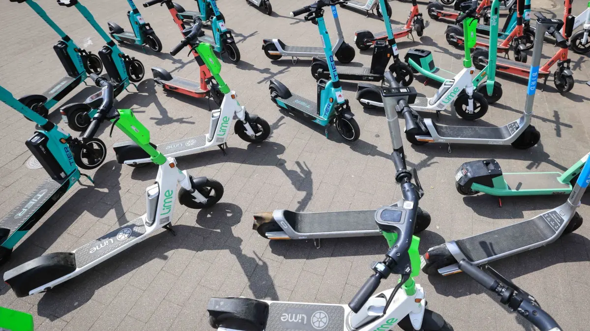 E-Scooter: ARCHIV - 02.05.2022, Hamburg: E-Scooter verschiedener Anbieter stehen kreuz und quer auf einem Platz in Hamburg. (Symbolbild) (zu dpa: «Immer mehr E-Scooter - aber weniger Leihgeräte») Foto: Christian Charisius/dpa/dpa-tmn +++ dpa-Bildfunk +++