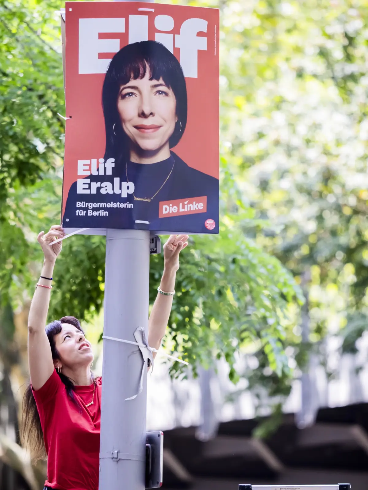 Elif Eralp, Spitzenkandidatin von Die Linke für die Berliner Abgeordnetenhauswahl, hängt zum Start der Wahlkampfplakatierung für die Berliner Abgeordnetenhauswahl am 20. September 2026 an der Skalitzer Straße in Kreuzberg ein Plakat auf.