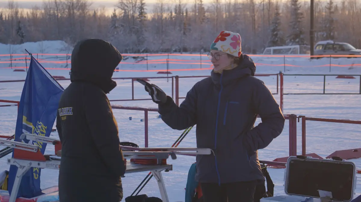 Journalistin Lizzy Hahn bei einem Interview in Alaska