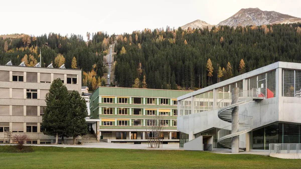 Auslandsnominierung für das Schulzentrum Davos Platz, Davos – Schweiz von CURA Architekten,
