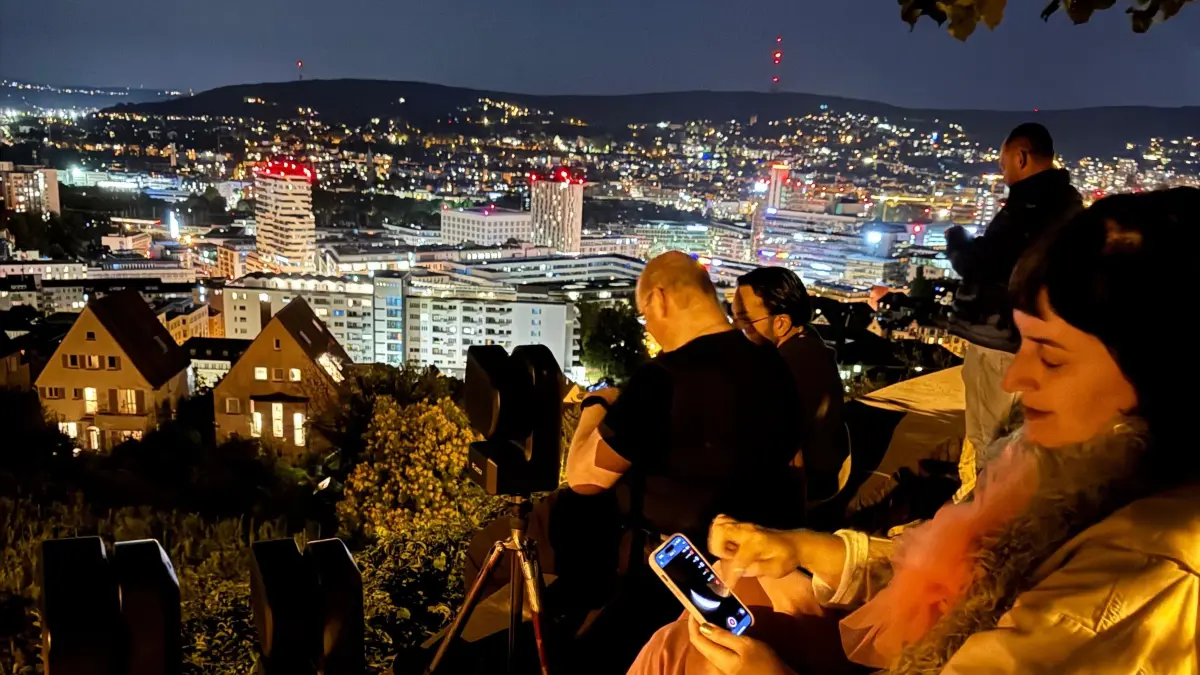 Dijana Hammans beim Beobachten der Mondfinsternis im September 2025 in Stuttgart.