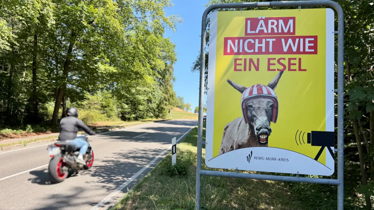 Mit mehr oder weniger humorvollen Schilern appelliert das Landratsamt auf beliebten Motorradstrecken - erreicht die Unvernünftigen damit aber eher weniger. Hier die Strecke zwischen Althütte und Kaisersbach-Ebni