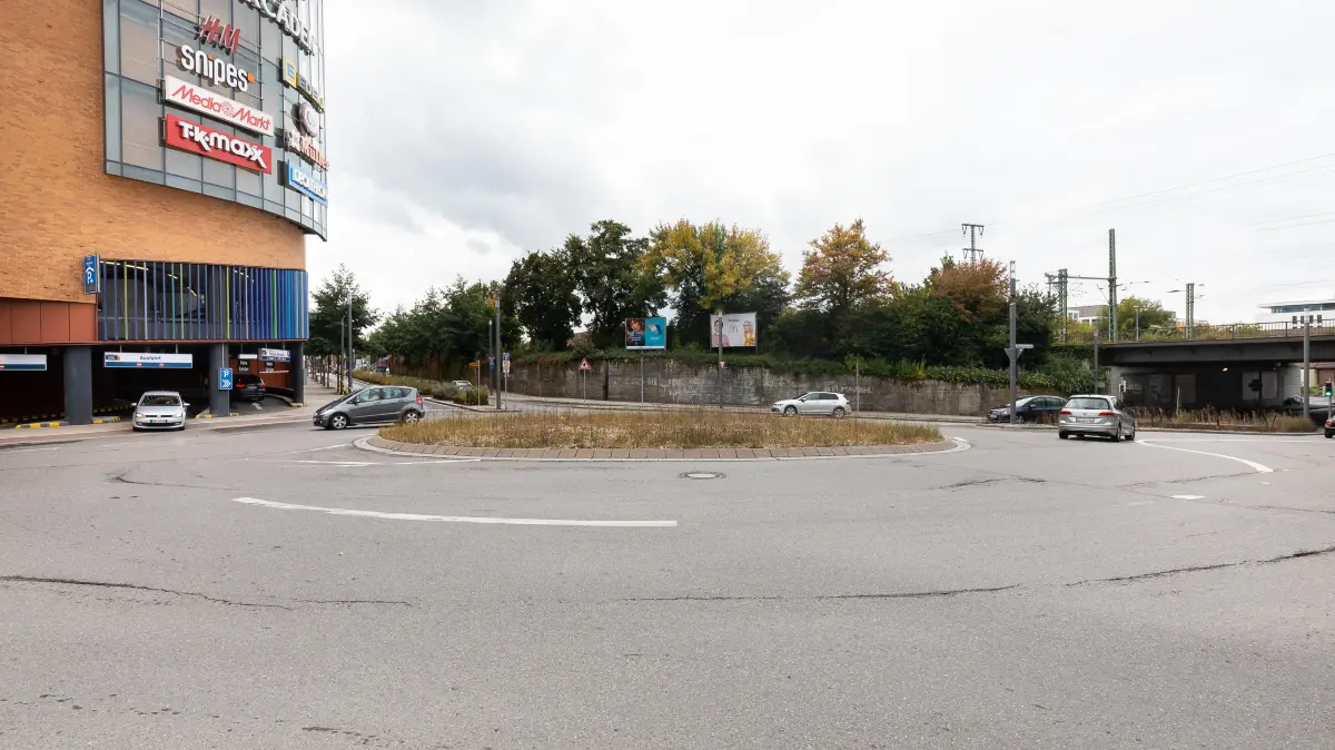 BBKZ Auf dem Flugfeld bluehen die Schottersteine statt die Blumen - Foto vom Kreisel bei den Mercaden (Ecke Brumme-Allee/Talstraße und den nicht bepflanzten Kaesten auf der Fahrbahn vor der Bahnunterfuehrung (Brumme-Allee)
Foto: Eibner/Roger Buerke