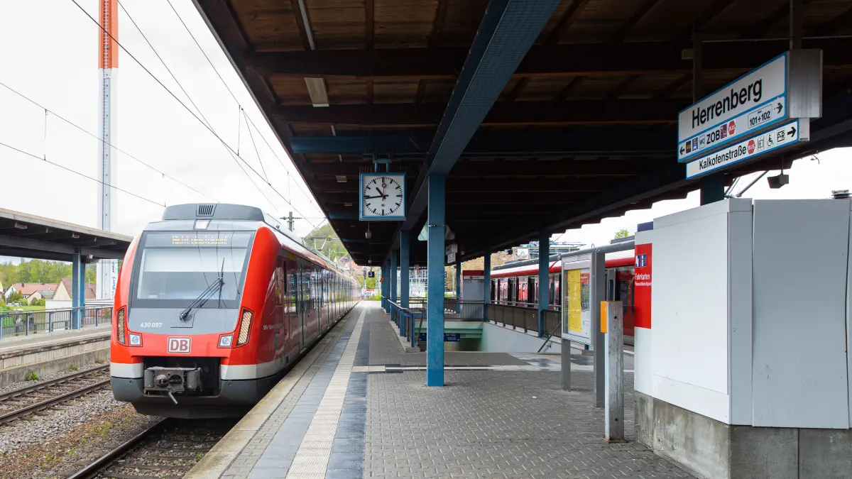 Momentan endet die S-Bahn noch in Herrenberg , es gibt aber Gespräche das diese verlängert werden soll.
