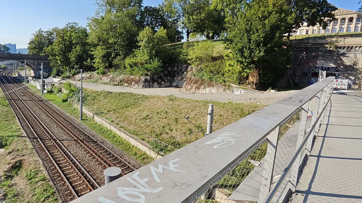 Die Baustellenzufahrt, die links vom Steg in den Rosensteinpark führt, soll zum Fuß- und Radweg werden.