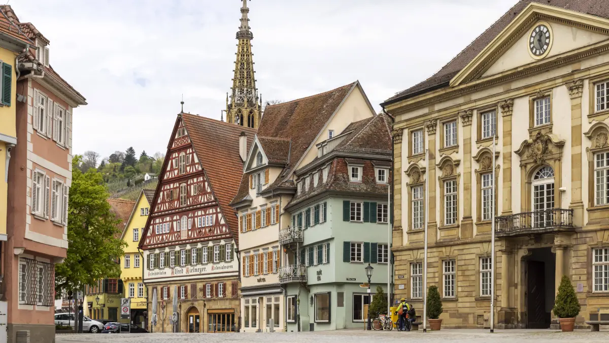 Esslingen am Neckar. Marktplatz mit Kielmeyerhaus. Rechts das neue Rathaus. // Europa, Deutschland, Baden-Württemberg, Esslingen am Neckar, 29.04.2021. *** Esslingen am Neckar market place with Kielmeyerhaus right the new town hall Europe, Germany, Baden Württemberg, Esslingen am Neckar, 29 04 2021