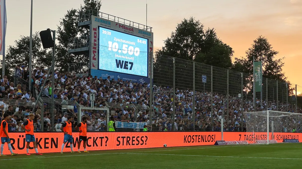 BAU // 2026.08.07, Deutschland, Stuttgart-Degerloch, Fußball Stuttgarter Kickers vs. SSV Ulm, Feature Anzeigetafel mit der Zuschauerzahl 10500 (ausverkauft). Volle Tribüne mit vielen Zuschauern