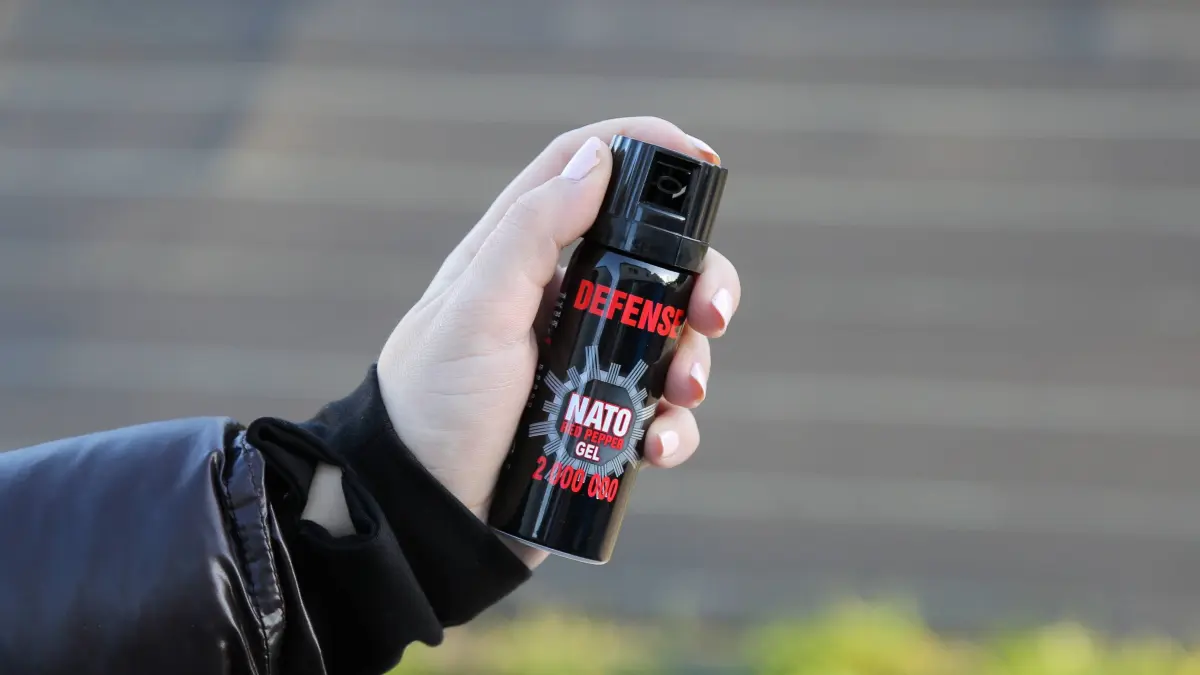 26.12.2024, Salzburg, AUT, Unterwegs in Salzburg/Oberösterreich, Symbolbild, Themenbild, Verschiedene Themenbilder, im Bild Spray, Pfefferspray, Schutz, Frau schuetzt sich mit Pfefferspray, Selbstverteidigung, selbst Schutz, Mädchen, *** 26 12 2024, Salzburg, AUT, On the way in Salzburg Upper Austria, symbolic picture, theme picture, various theme pictures, in the picture spray, pepper spray, protection, woman protects herself with pepper spray, self-defense, self-protection, girl,