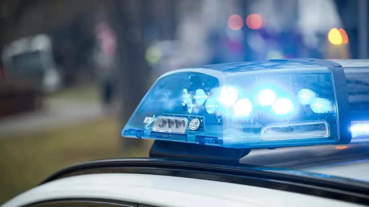 04.02.2025, Bayern, Coburg: Blaulicht auf einem Einsatzfahrzeug der Polizei am Unfallort. Ein Linienbus der SÜC Coburg kam aufgrund eines technischen Defekts von der Fahrbahn ab. Der Busfahrer überprüfte die Fehlermeldung außerhalb des Busses und war nach dem Lösen der Bremse nicht mehr im Bus. Eine Insassin wurde durch den Aufprall leicht verletzt. Der Busfahrer verletzte sich außerhalb des Busses. (zu dpa: «Motorradfahrer bei Kollision schwer verletzt»)