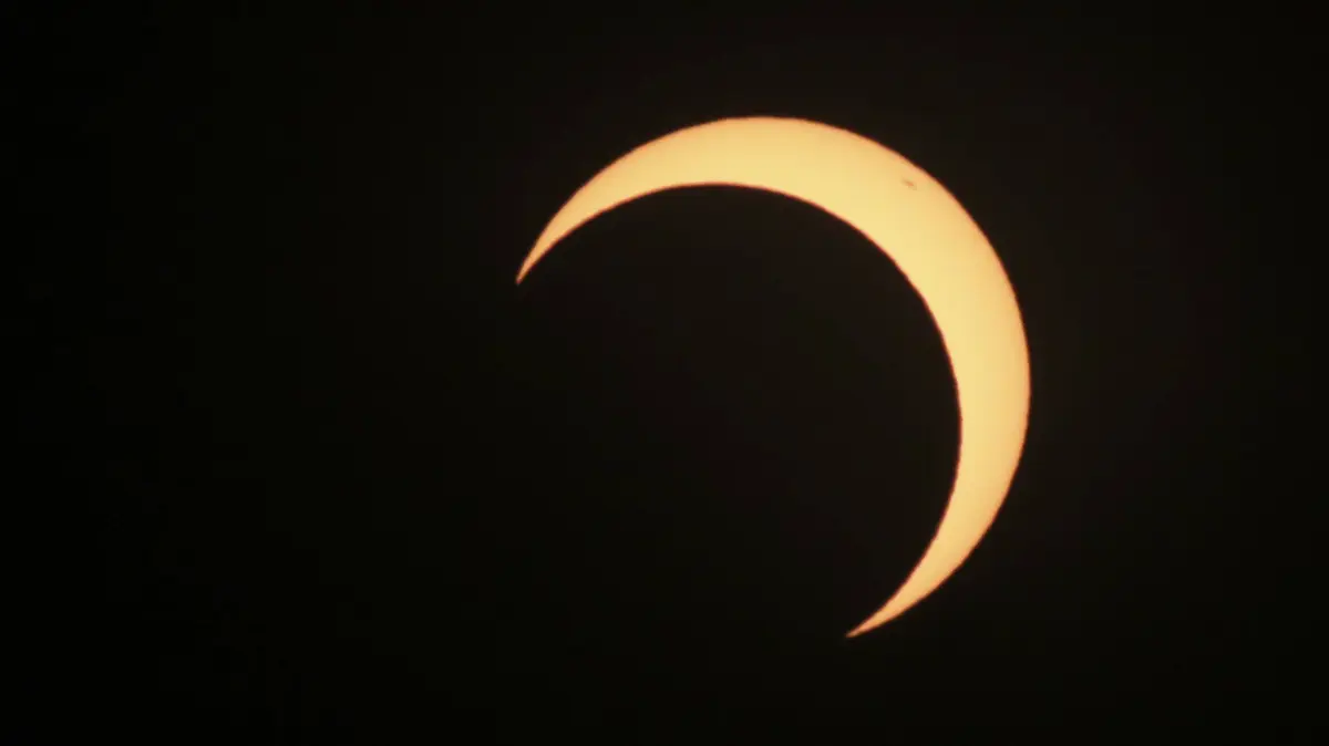 Solar eclipse in Chile COYHAIQUE, CHILE - OCTOBER 02: A general view of the solar eclipse in Coyhaique, Chile, on October 02, 2024. Part of the southern hemisphere witnessed an annular eclipse on Wednesday that occurred when the Moon almost completely covered the Sun, a spectacle that was seen from Chilean and Argentine Patagonia. Chile World. Editorial use only. Please get in touch for any other usage. PUBLICATIONxNOTxINxTURxUSAxCANxUKxJPNxITAxFRAxAUSxESPxBELxKORxRSAxHKGxNZL Copyright: x2025xAnadoluxLucasxAguayoxAraosx