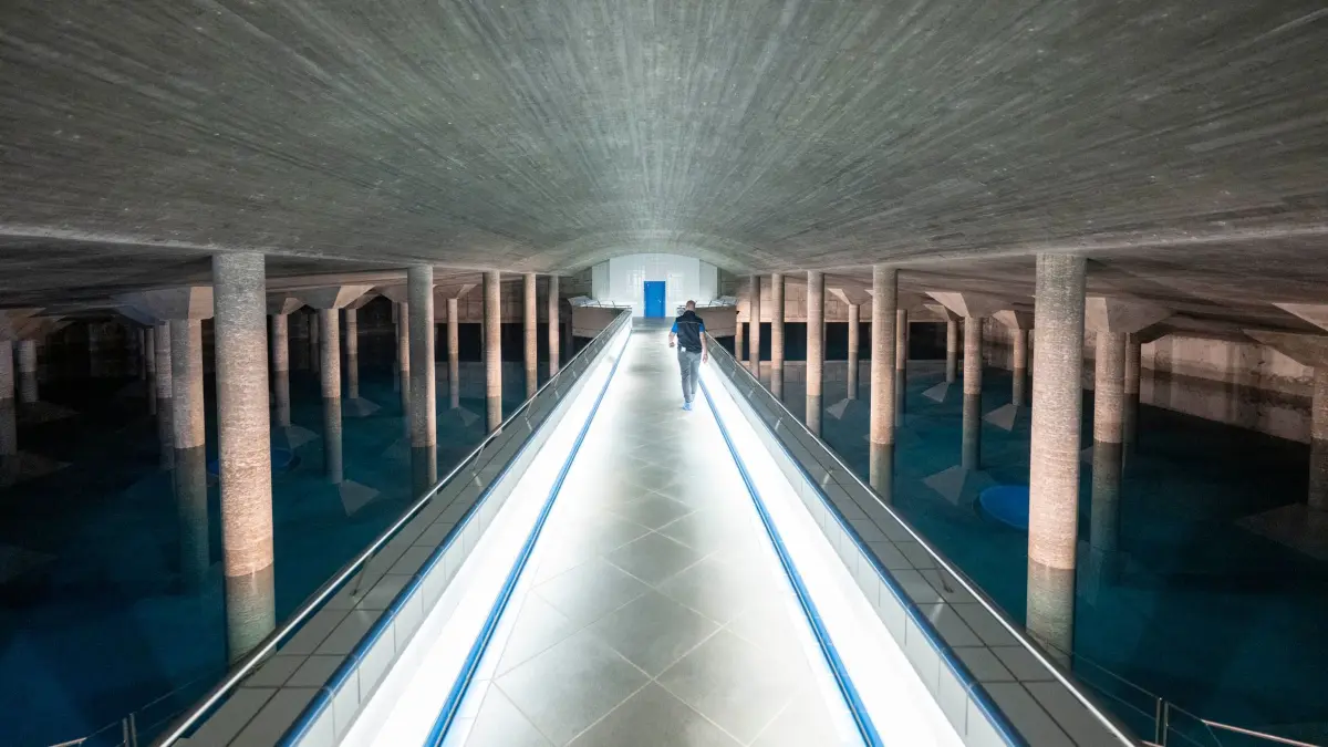 Trinkwasserspeicher in Stuttgart: ARCHIV - 06.08.2026, Baden-Württemberg, Stuttgart: Ein Mitarbeiter der Netze BW steht in der Trinkwasserkammer des Hochbehälters Hasenberg. Über ein rund 2.575 Kilometer langes Leitungsnetz und 41 Hochbehälter versorgt das Unternehmen täglich mehr als 600.000 Menschen mit Trinkwasser – an heißen Sommertagen fließen bis zu 150 Millionen Liter durch das System. (zu dpa: «Wird Trinkwasser im Südwesten knapp? Das sagen die Versorger») Foto: Marijan Murat/dpa +++ dpa-Bildfunk +++