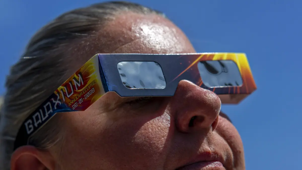 10.08.2026, Am Mittwoch 12.08.2026 wird es in Europa eine Sonnenfinsternis geben, dazu gibt es die zwingend erforderlichen Schutzfilter-Brillen mit Solar-Filter, damit die Augen kein dauernden Schäden davontragen beim Blick in die Sonne. Modelreleased 10.08.2026, Sonnenfinsternis 10.08.2026, Sonnenfinsternis *** August 10, 2026, On Wednesday, August 12, 2026, there will be a solar eclipse in Europe. The essential protective glasses with solar filters are available to prevent permanent damage to the eyes when looking at the sun. Model released August 10, 2026, Solar Eclipse August 10, 2026, Solar Eclipse