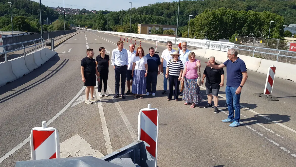 Bei einem Lokaltermin diskutierte die CDU-Ratsfraktion mit Betroffenen, wie es mit der Adenauerbrücke weitergehen soll.