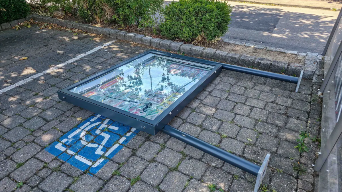 Schoenaich – Aus bislang ungeklaerter Ursache kam es am Dienstagmittag gegen 11:30 Uhr zu einem ungewoehnlichen Verkehrsunfall auf dem Parkplatz eines Lebensmitteldiscounters in Schoenaich.<br />
<br />
Wie die Polizei mitteilt, befuhr eine aeltere Dame mit ihrem VW den Parkplatz des Einkaufsmarktes. Aus bislang nicht bekannter Ursache kam das Fahrzeug von der Fahrbahn ab und prallte in den Eingangsbereich des Marktes.<br />
<br />
Der VW verkeilte sich dabei unter einer Werbetafel und konnte nicht mehr selbststaendig bewegt werden. Aufgrund der schwierigen Bergung wurde die Feuerwehr alarmiert. Die Einsatzkraefte befreiten das Fahrzeug aus seiner misslichen Lage.<br />
<br />
Im Anschluss musste der beschaedigte VW abgeschleppt werden. Die Fahrerin blieb nach Angaben der Polizei bei dem Unfall unverletzt.<br />
<br />
Die genaue Unfallursache sowie die Hoehe des entstandenen Sachschadens sind derzeit noch unklar.