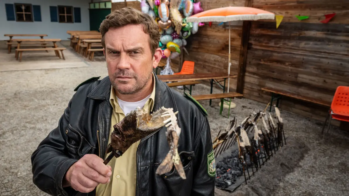 Ein toter Steckerlfischkönig beschert Niederkaltenkirchen einen neuen Mord und Franz Eberhofer (Sebastian Bezzel) seinen nächsten Fall. STECKERLFISCHFIASKO: ab 13. August 2026 im Kino.