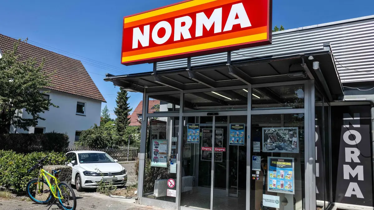 Schoenaich – Aus bislang ungeklaerter Ursache kam es am Dienstagmittag gegen 11:30 Uhr zu einem ungewoehnlichen Verkehrsunfall auf dem Parkplatz eines Lebensmitteldiscounters in Schoenaich.<br />
<br />
Wie die Polizei mitteilt, befuhr eine aeltere Dame mit ihrem VW den Parkplatz des Einkaufsmarktes. Aus bislang nicht bekannter Ursache kam das Fahrzeug von der Fahrbahn ab und prallte in den Eingangsbereich des Marktes.<br />
<br />
Der VW verkeilte sich dabei unter einer Werbetafel und konnte nicht mehr selbststaendig bewegt werden. Aufgrund der schwierigen Bergung wurde die Feuerwehr alarmiert. Die Einsatzkraefte befreiten das Fahrzeug aus seiner misslichen Lage.<br />
<br />
Im Anschluss musste der beschaedigte VW abgeschleppt werden. Die Fahrerin blieb nach Angaben der Polizei bei dem Unfall unverletzt.<br />
<br />
Die genaue Unfallursache sowie die Hoehe des entstandenen Sachschadens sind derzeit noch unklar.