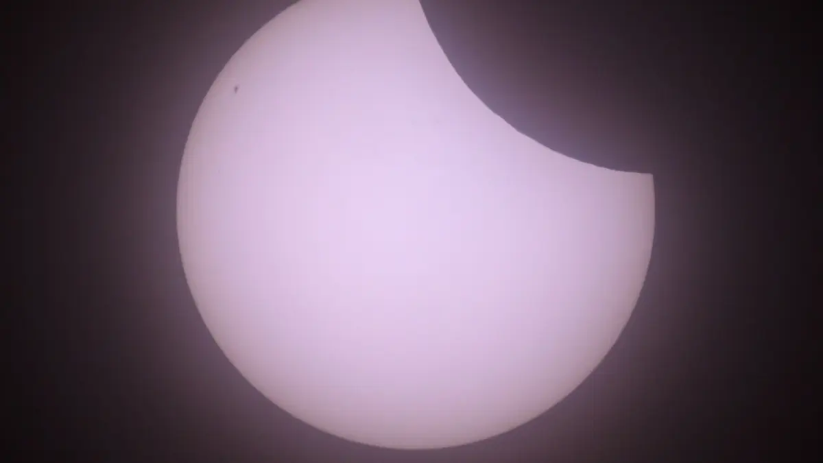 Partielle Sonnenfinsternis: ARCHIV - 29.03.2025, Brandenburg, Frankfurt (Oder): Der Höhepunkt einer partiellen Sonnenfinsternis über dem östlichen Deutschland. (Archivfoto) (zu dpa: «Gute Aussichten auf partielle Sonnenfinsternis in Sachsen») Foto: Patrick Pleul/dpa +++ dpa-Bildfunk +++
