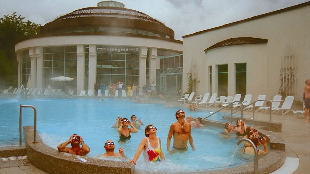 Sonnenfinsternis-Beobachter in der Mineraltherme in Böblingen anno 1999.