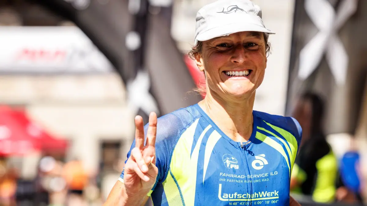 Freude über Platz eins: Alexandra Rudl aus Esslingen gewinnt beim Xterra Czech die Altersklasse der 40- bis 44-Jährigen.