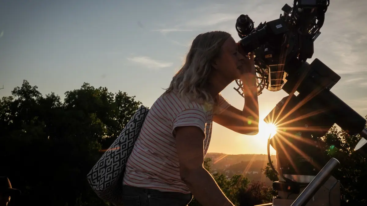 Sonnenfinsternis in Stuttgart: Sonnenanbeter, Astro-Nerds und Hobby-Fotografen bereiten sich auf das Himmelsspektakel vor : Sonnenfinsternis in Stuttgart: Sonnenanbeter, Astro-Nerds und Hobby-Fotografen bereiten sich auf das Himmelsspektakel vor -